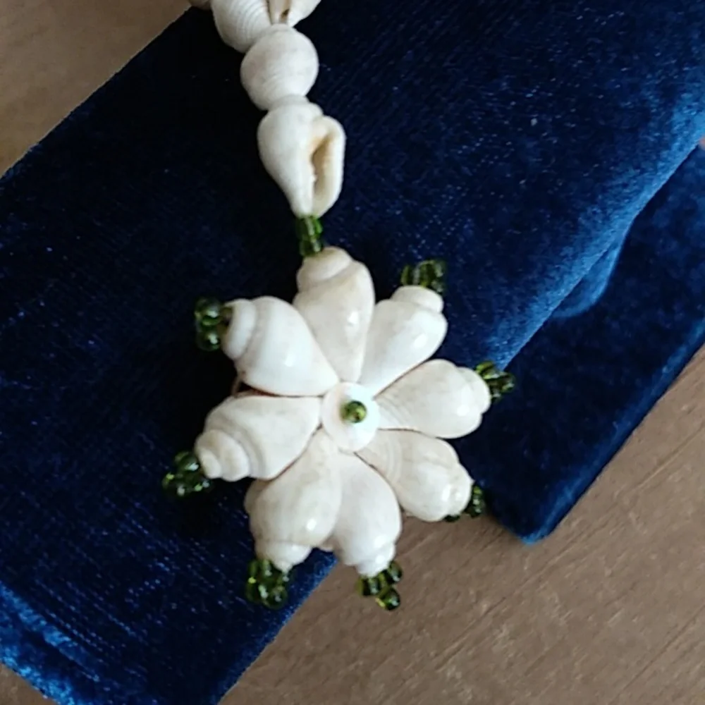 Seashell Stament Necklace With Floral Shells Pendant
